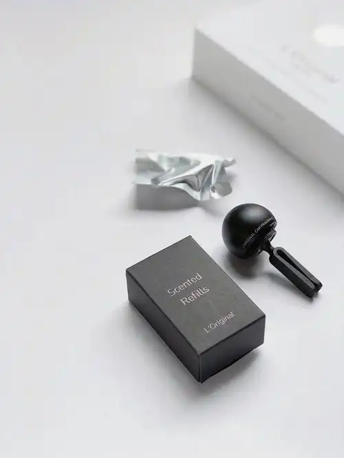 loriginal洛瑞欧这个欧车载香薰我入手的曜石黑(皮革,檀木香)-前调