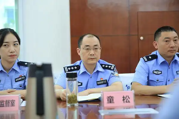 29日, 石棉县公安局组织召开新警岗前谈话会,县局党委副书记,政委童松