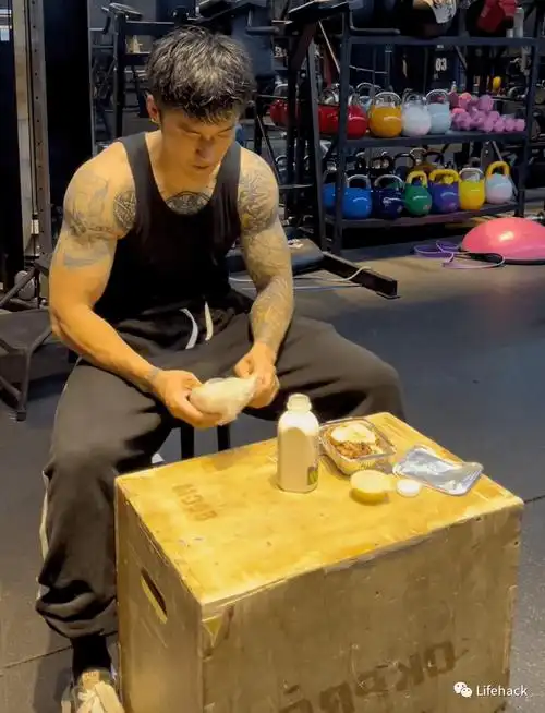 31岁蒋劲夫近照曝光:体脂低至8%,这肌肉是认真的吗?_身材_健身_训练