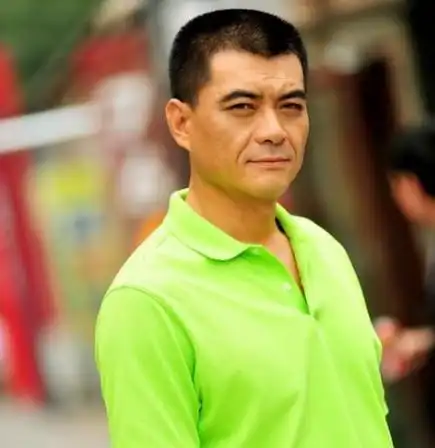 王新军个人资料简介(有过一次婚姻,2婚娶小7岁秦海璐,44岁生二胎)