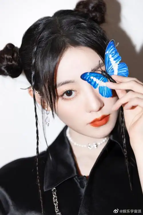 祝绪丹双丸子头##祝绪丹自拍live图