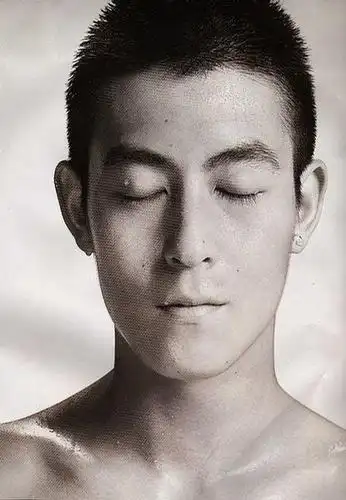 但是头顶有一点扁,平时都是剪的莫西干,想试试圆寸,就是陈冠希这一种