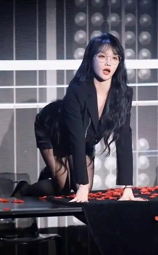 许杨玉琢时尚美腿勾魂万千,时尚爆棚吸引所有目光!_穿着_黑色_双腿