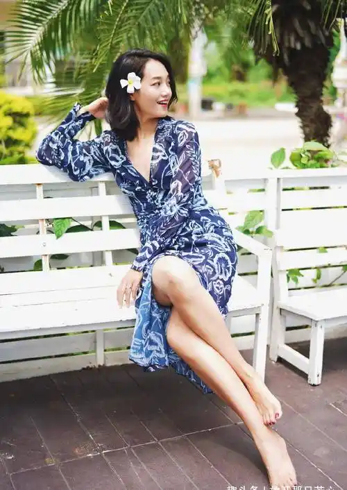 39岁朱丹穿自制手工裙,美得像25岁,清新脱俗且年轻漂亮呢_生活_妈妈