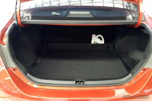丰田雷凌后备箱