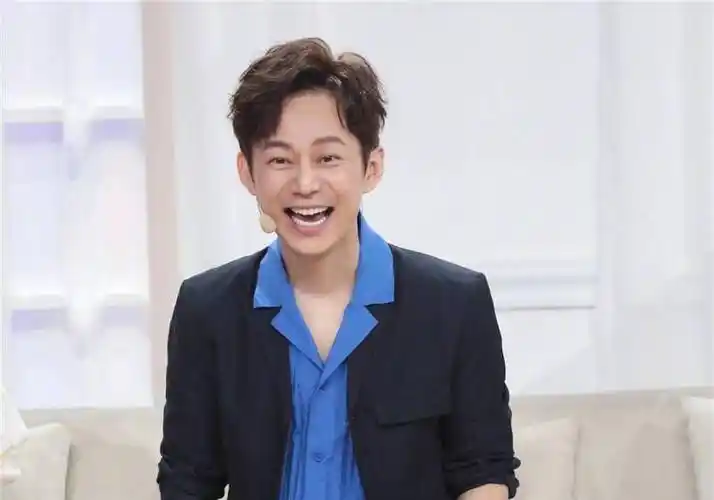 何炅收粉丝送的金条?高情商回应并表明态度,不在乎面子拒收一切礼物.