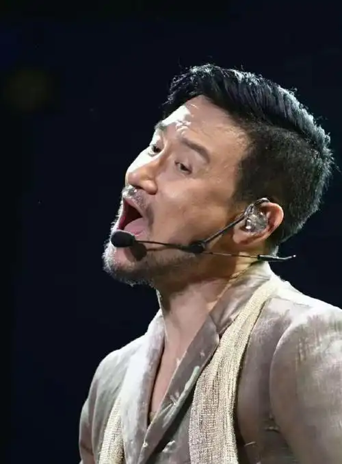 张学友,一位极具代表性的亚洲歌手,在华语乐坛一直都有"歌神"的称号.