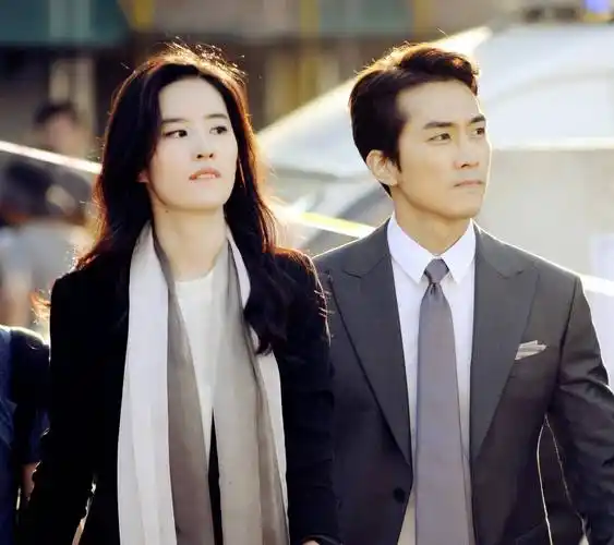 表示宋承宪和刘亦菲因为繁忙的行程已经分手,具体时间因为是个人私事