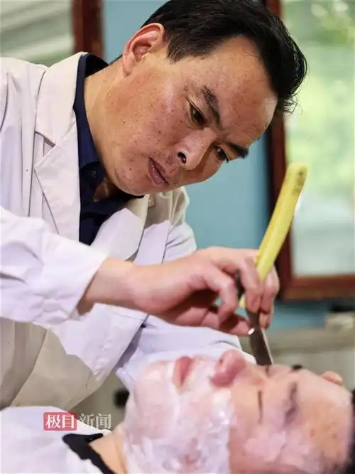 老顾客开车来光顾,新洲手艺人操持"头等大事"34年|彭刚|修面|理发