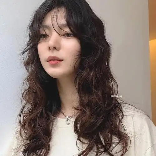 免打理烫发图片2022新款2022年女士中发烫发型图片