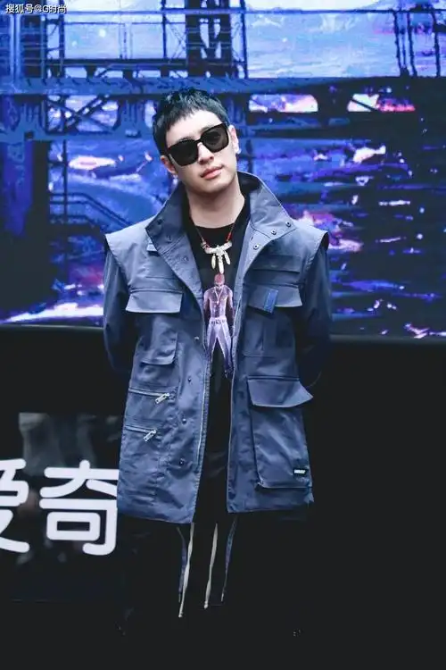 潘玮柏亮相中国新说唱发布会尽显嘻哈态度