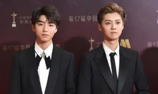 王俊凯时,他让王俊凯拍照留下一个电话号码,虽然有鹿晗王俊凯同框视频