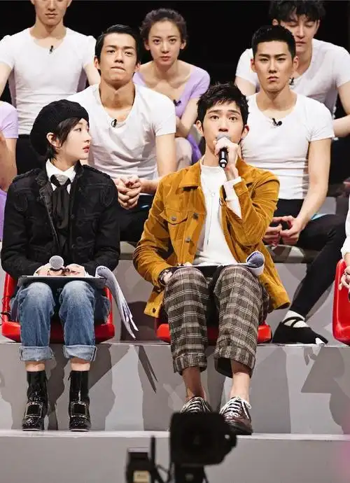 周冬雨只有88斤,穿黑色外套配宽松牛仔裤,双腿比井柏然的还粗