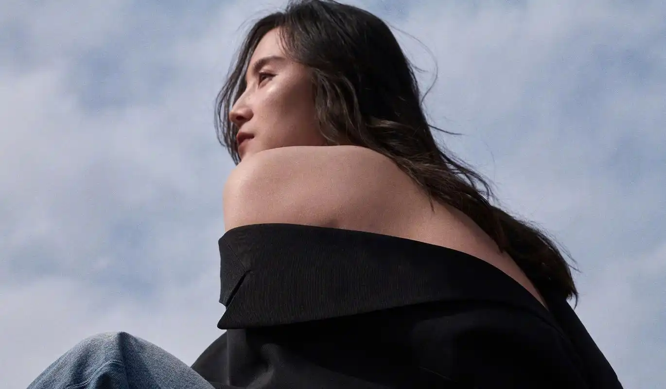 宋佳拍写真惹争议,衣着清爽大秀背部曲线,被指"不优雅"