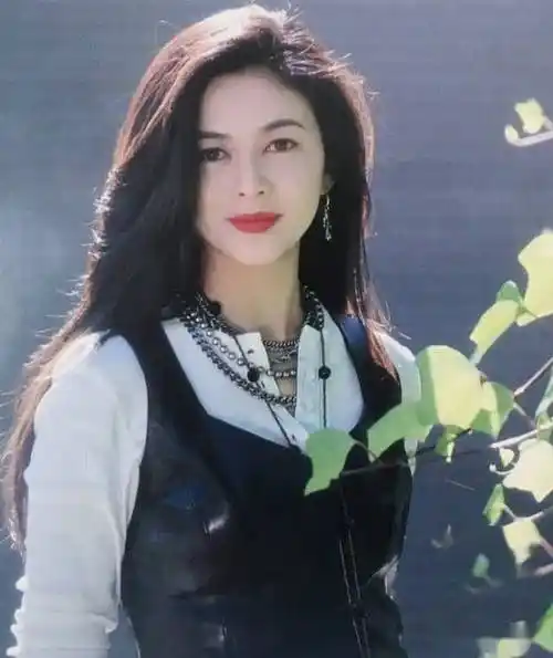 "香港第一美女",关之琳巅峰时期魅力有多大,看完照片就知道了