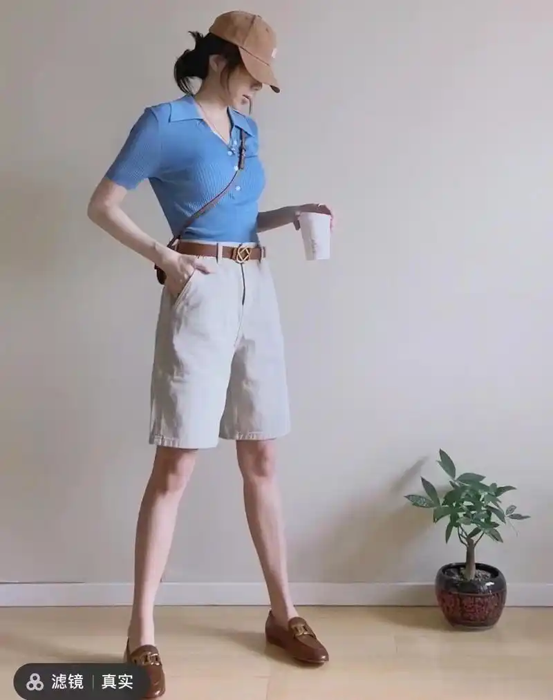 卡其色短裤配什么颜色短袖?学会这些色彩搭配,穿出气质美