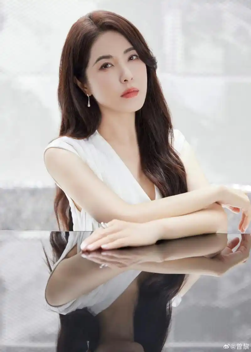 曾黎今天的造型好贵气,不愧是公认女神!