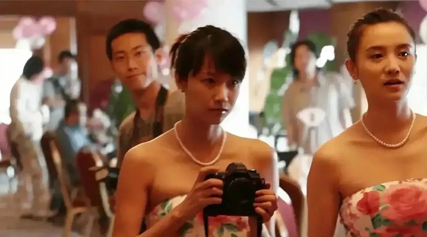 徐静蕾这抽烟姿势太老练了 最少有三十年烟龄 [机智] 难怪别人都一口