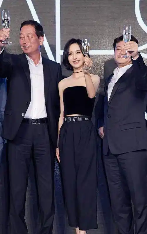 刘昊然实力演绎生无可恋?没有陈思成的佟丽娅短发简直美翻了!