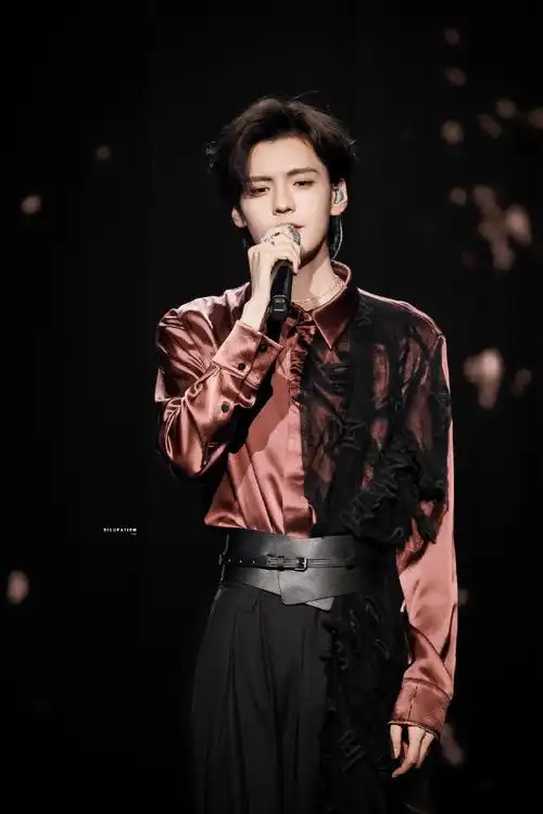 毕雯珺游弋舞台氛围感##毕雯珺新专辑bself上线