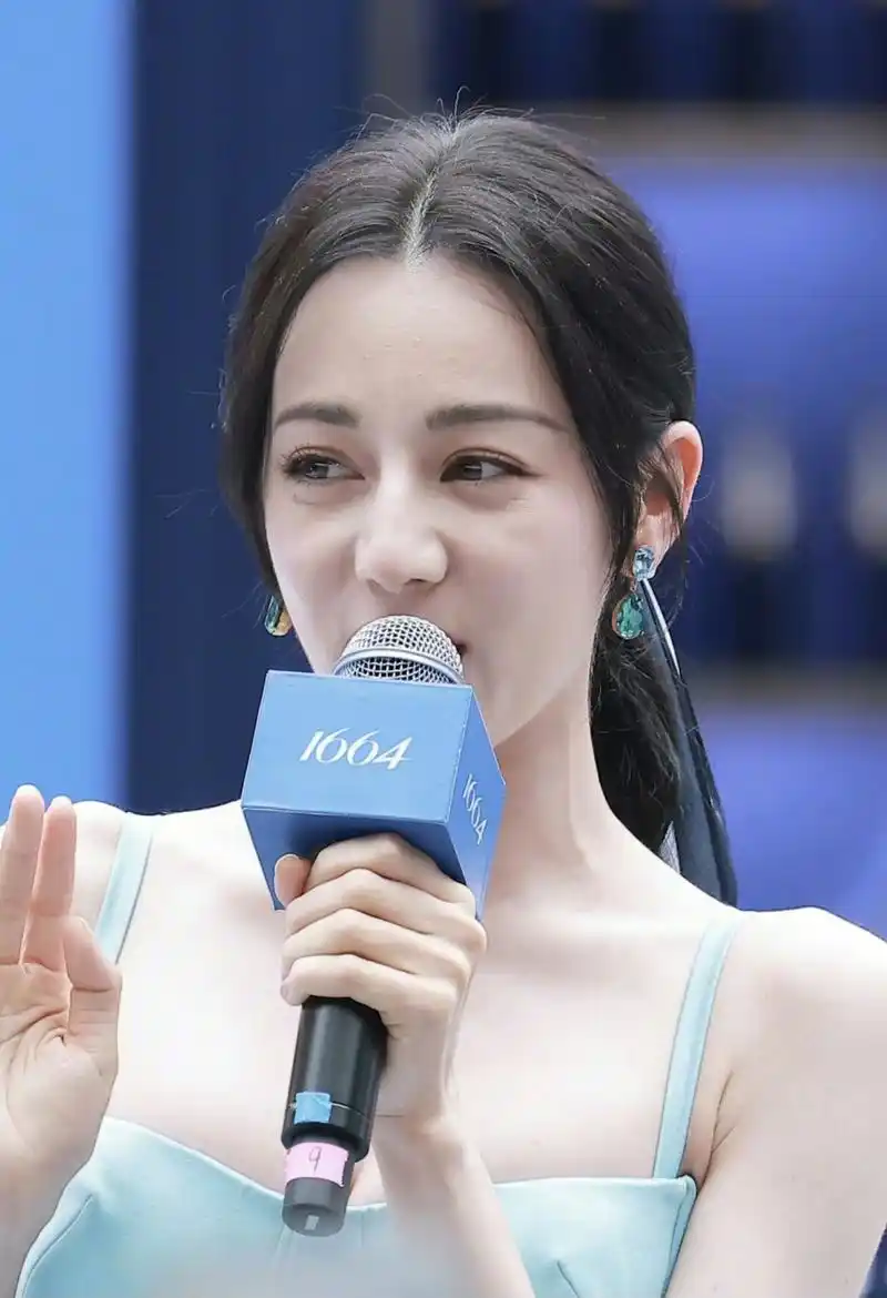 迪丽热巴# 深圳超高清生图,蓝色吊带裙,身材真的好,零瑕疵无死角[三