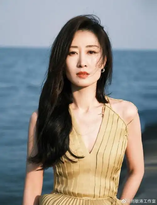 组图刘敏涛海边氛围感大片释出着黄色长裙搭披肩长发简约优雅