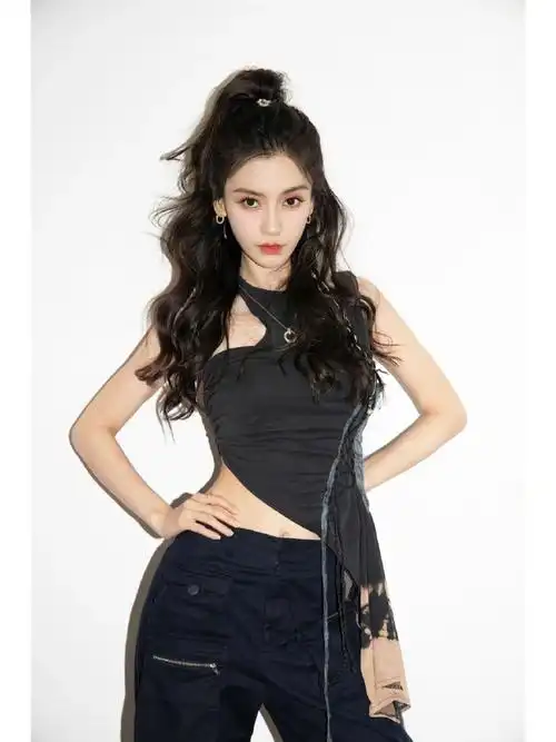 angelababy杨颖|最新活动造型,一身从头到脚的all black穿搭,佩戴