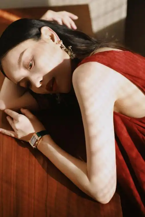 倪妮今晚亮相 gq 盛典的造型图集也正式发布 ,首个造型以一套 vintage