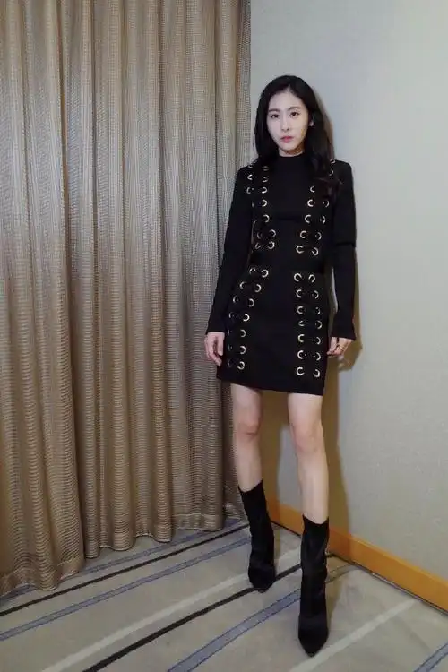 张碧晨真时髦一身红色短裙配长靴瞬间从29岁秒变19岁少女