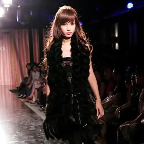 杨颖当嫩模时走t台图曝光虽然很老气不过是真baby