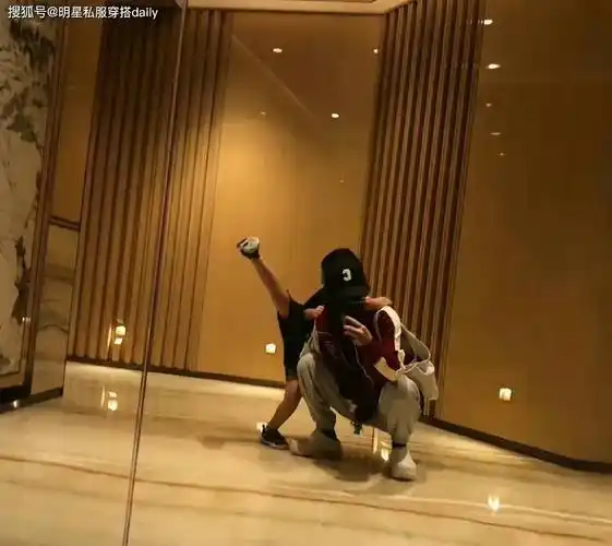 赵丽颖最新巴黎逛街正脸照曝光!