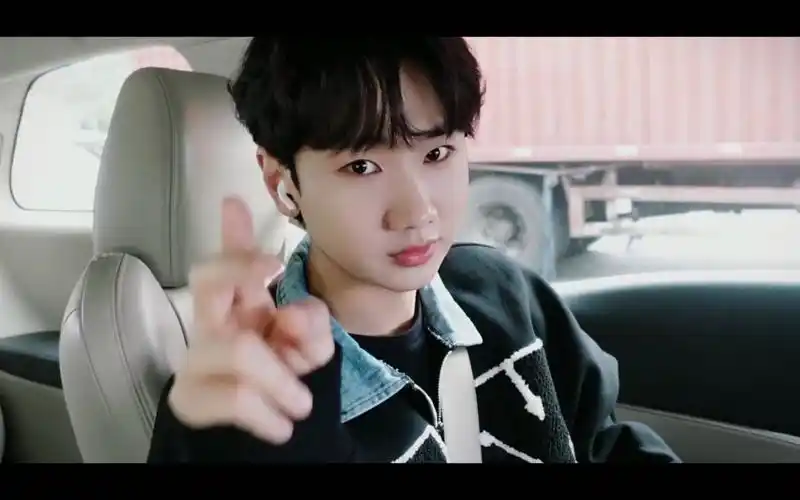 听着这首歌曲,仿佛瞬间就被汪苏泷带到那个刀光剑影,血雨腥风的江湖