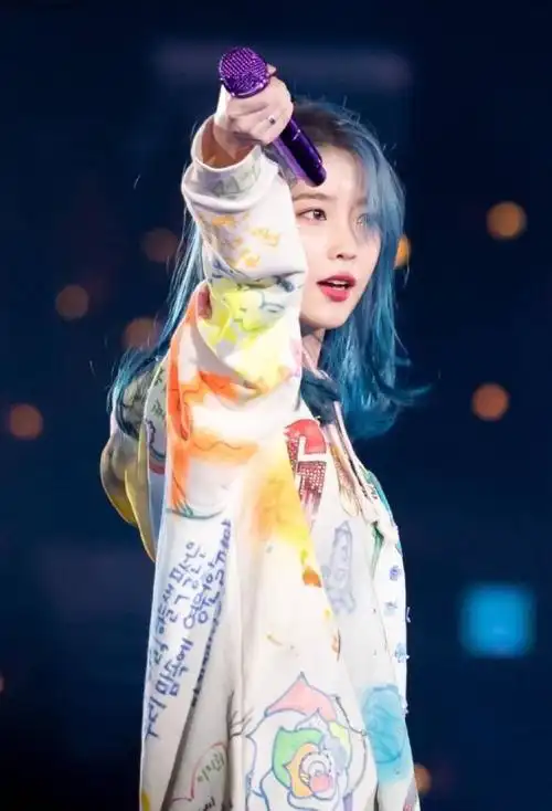 脱下裙子换上卫衣,蓝发精灵iu一秒切换俏皮帅气酷girl.