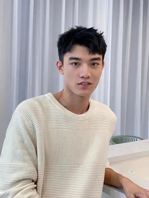 男生不用打理的都可以出门的发型发型特点:适合于脸型偏瘦五官比较