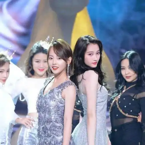 张嘉倪与的关晓彤同台热舞,你更青睐于谁的造型呢