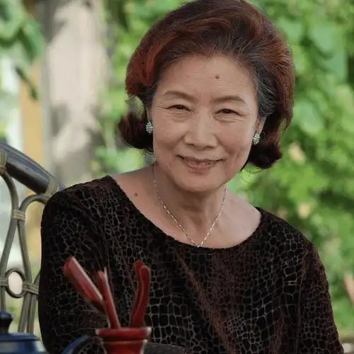 老戏骨吕中:丈夫病逝5年多,儿媳妇何琳让她在悲痛中变得坚强!