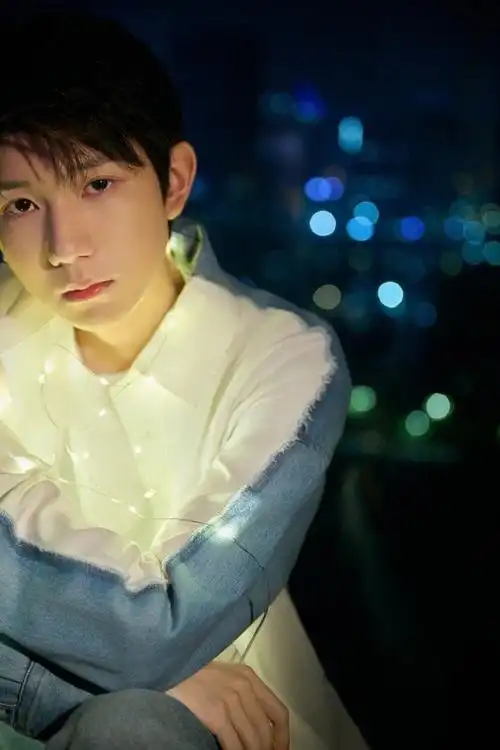 王源九宫格库存照9615  清爽男大穿搭帅气十足  周末快乐#王源