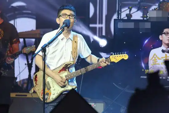 金志文 手抱吉他帅气亮相