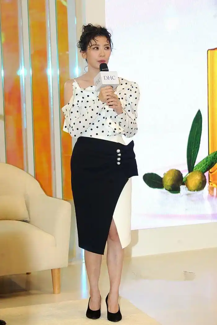 贾静雯还是别笑了,不自然的脸看了都尴尬,更何况身上的赘肉呢