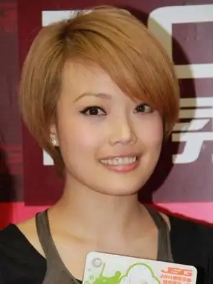 国字脸的容祖儿完全不适合all back样式的露额发型,会更加突出不完美