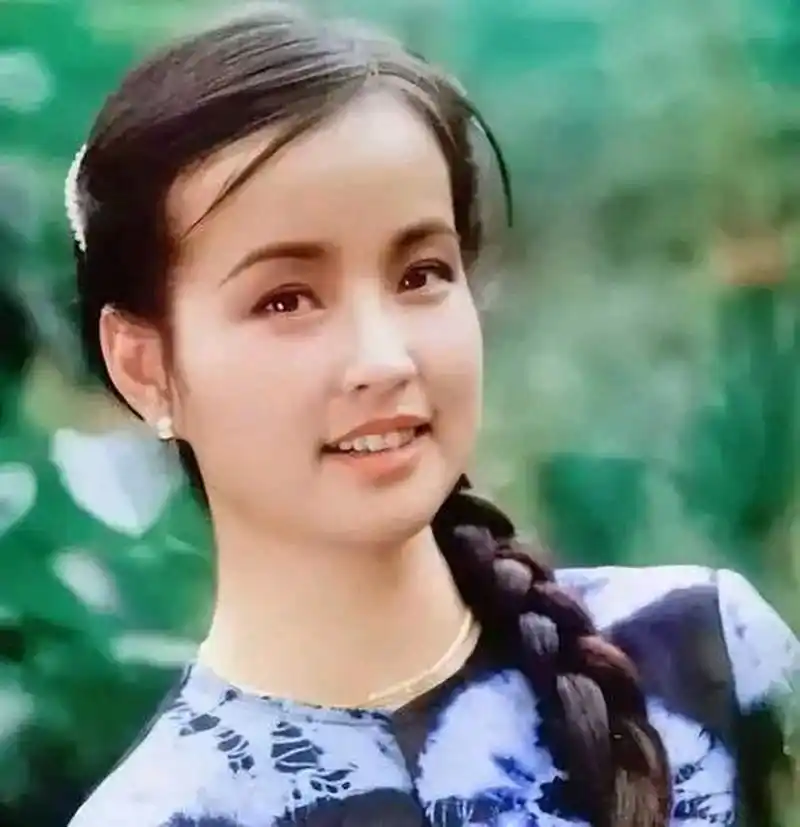 刘晓庆年轻时真好看,她一直说自己沒整容,那要真没整衰老也太可怕了
