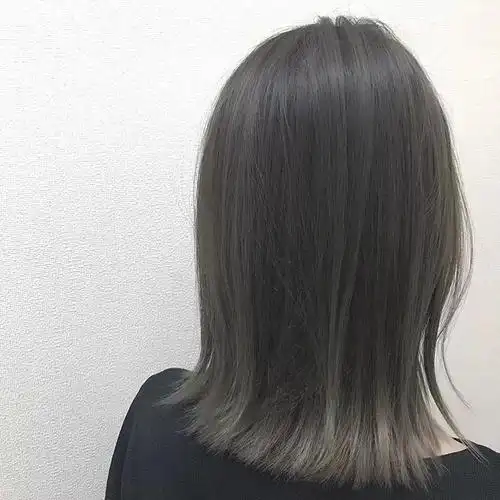 在本身的茶色或者亚麻色的基础上加稍微浅一点的挑染,能提升整个短发