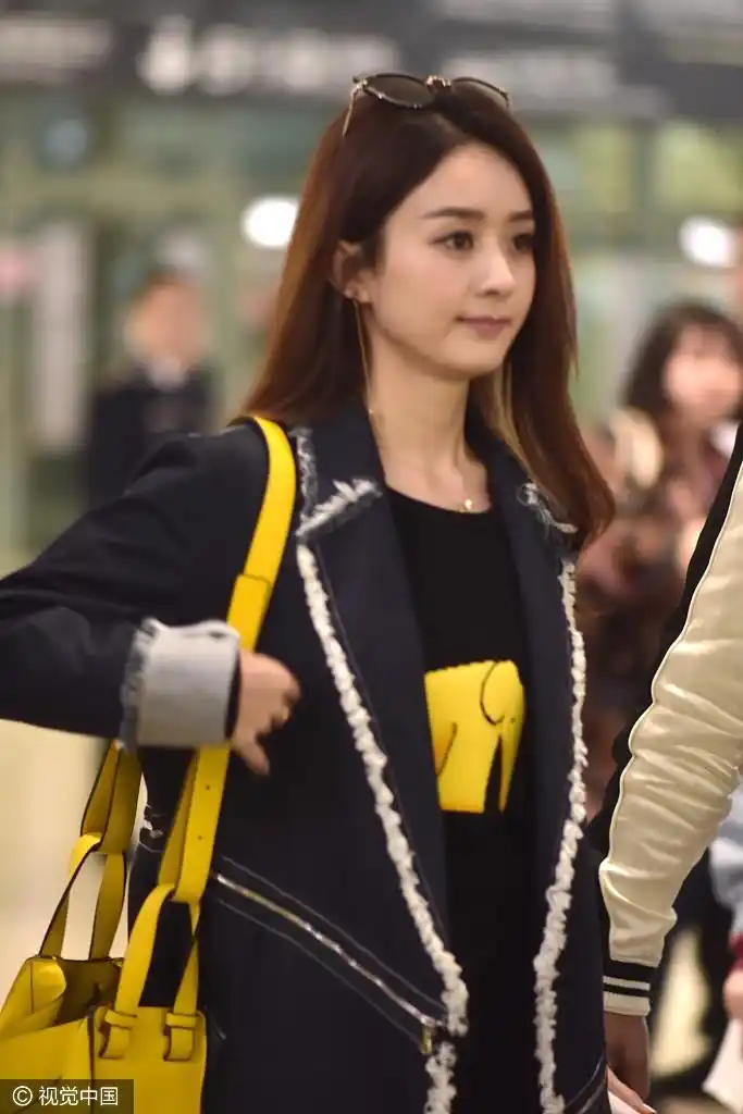 赵丽颖御姐look范儿现身机场 手拿玩偶暴露少女心