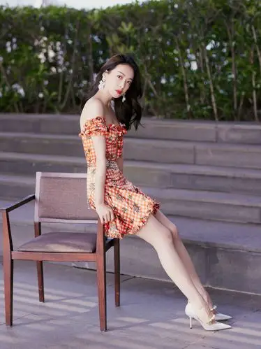 宋茜穿橙色露肩短裙拍写真直角肩大长腿惹人羡