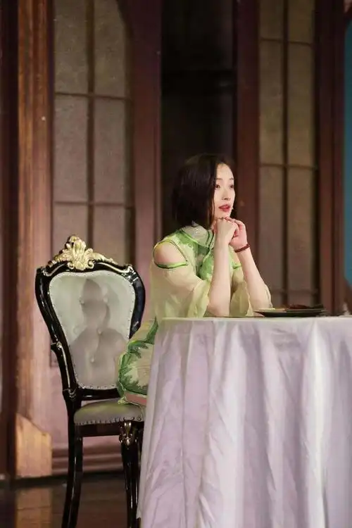 倪妮终于剪去一头长发短发真的好合适一身旗袍身材太惊艳