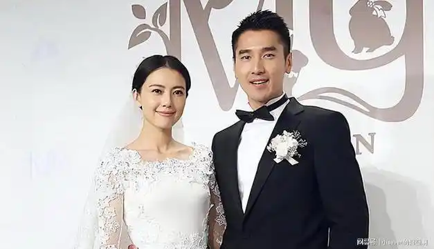 44岁高圆圆搂着老公当街亲吻与赵又廷回家探亲婆媳关系很融洽