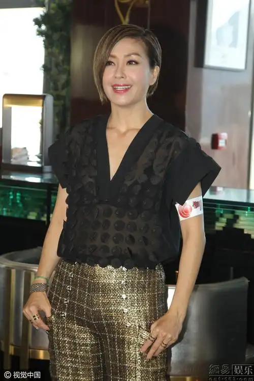 伍咏薇穿深v装玩色诱