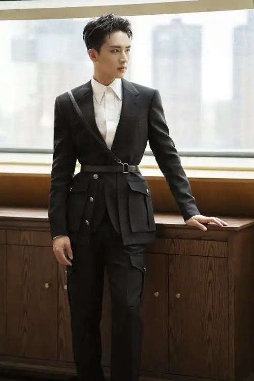 组团:许魏洲身着黑色骑士套装出席活动,军装风饰带点缀帅气十足