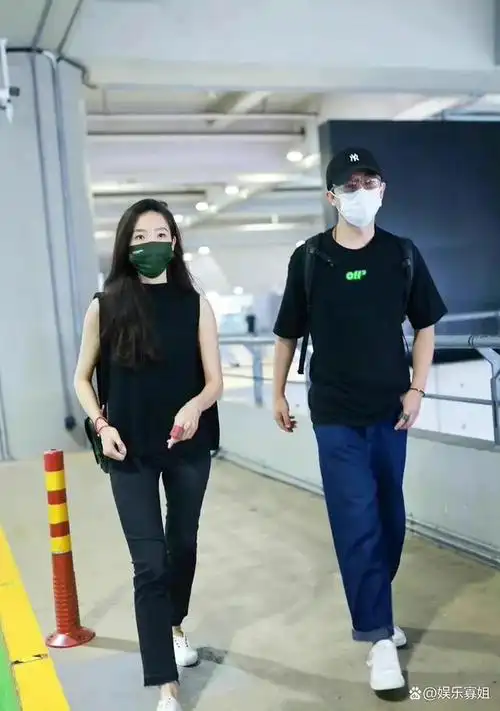 9月13日,黄轩与女朋友现身机场,两人穿搭很是默契 ,同色系黑色装扮,看