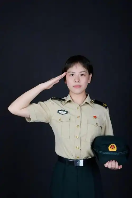 退伍女兵的军装写真,帅!